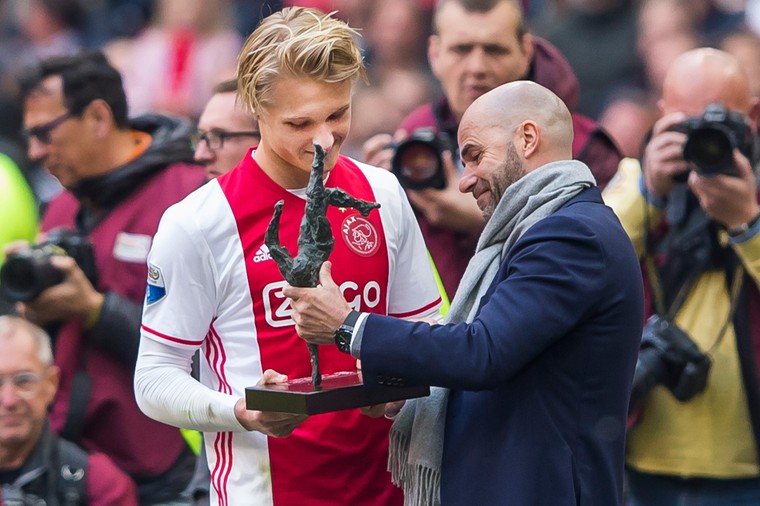 Kasper Dolberg krijgt na het seizoen 2016/17 uit handen van trainer Peter Bosz de prijs voor Talent van het Jaar.