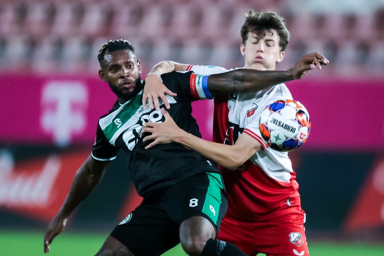 Leandro Bacuna in duel met Tobias Augustinus-Jensen van Jong FC Utrecht. FC Groningen verloor verrassend met 1-0 van de beloftenploeg. 
