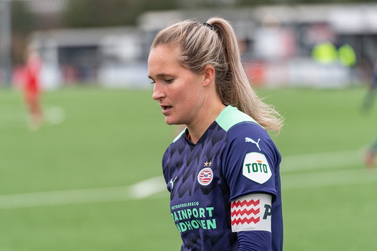 Desiree van Lunteren speelde in Nederland voor AZ, Telstar, Ajax en PSV en kwam daarnaast tot 84 interlands. In 2017 en 2019 speelde ze mee in de EK- en WK-finale.