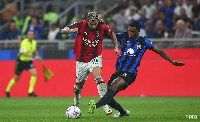 Denzel Dumfries (r) vecht een duel uit met AC Milan-back Theo Hernández