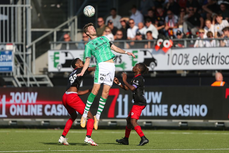 Tobias Lauritsen gaat de lucht in tijdens de competitiewedstrijd tegen Excelsior.