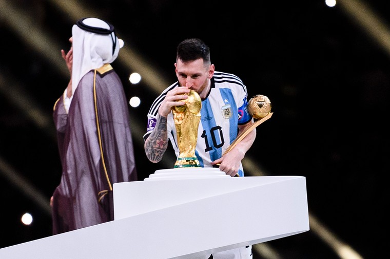 18 december 2022: Lionel Messi kust de wereldbeker na de zege op Frankrijk in de WK-finale. 