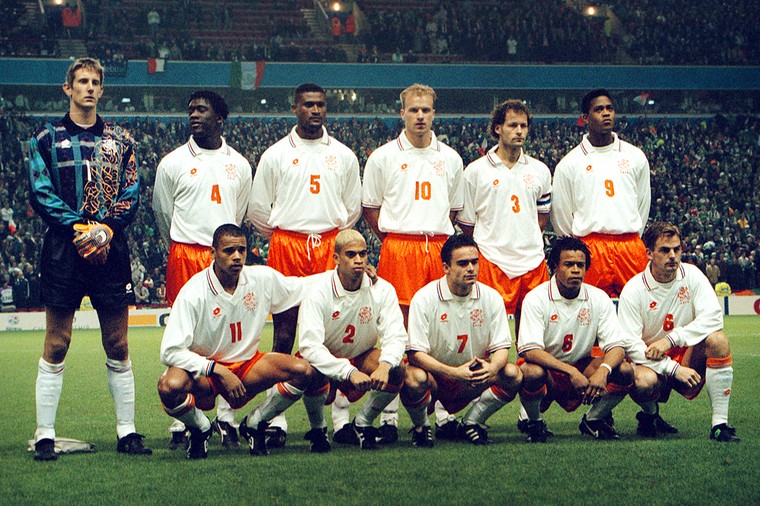 De opstelling van het Nederlands elftal voor de play-off tegen Ierland in 1995. Door twee goals van Patrick Kluivert plaatste Oranje zich voor het EK &#039;96 in Engeland.