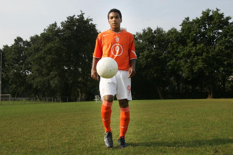 Een piepjonge Diego Biseswar bij Oranje Onder-17. 