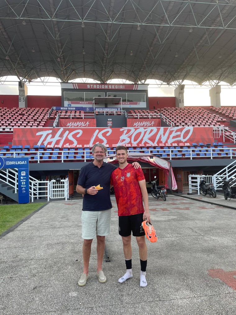 Jelle Goselink met zijn vader in het stadion van Borneo FC. 