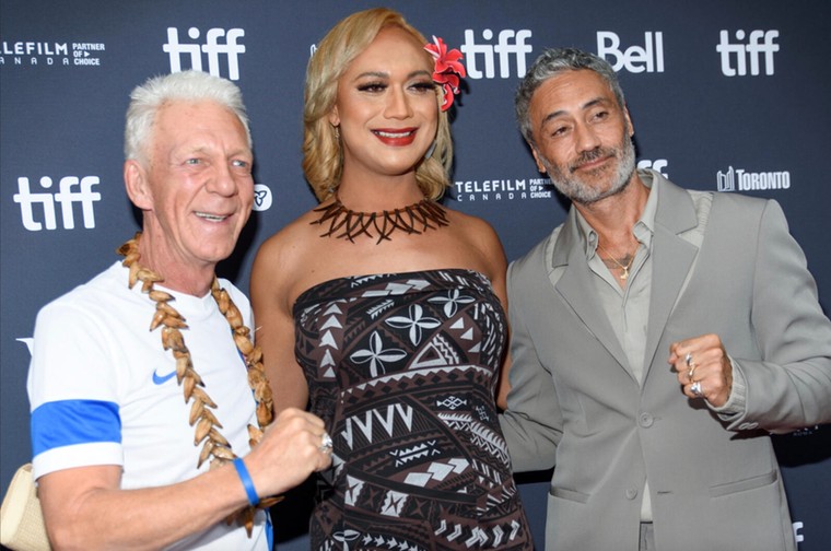 Thomas Rongen met regisseur Taika Waititi en Jaiyah Saelua, &#039;s werelds eerste transgender international in het mannenvoetbal. &#039;Ze was gewoon mijn beste centrale verdediger.&#039;