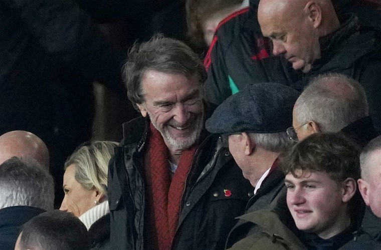Ratcliffe praat op de tribune van Old Trafford met Sir Alex Ferguson, de laatste manager die Manchester United grote successen bezorgde.