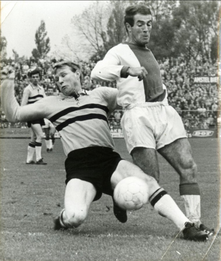 Namens Ajax in duel met Johan Plageman van DOS.