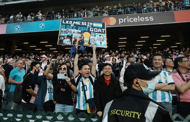 Fans in Hongkong wilden de wereldkampioen erg graag aan het werk zien.