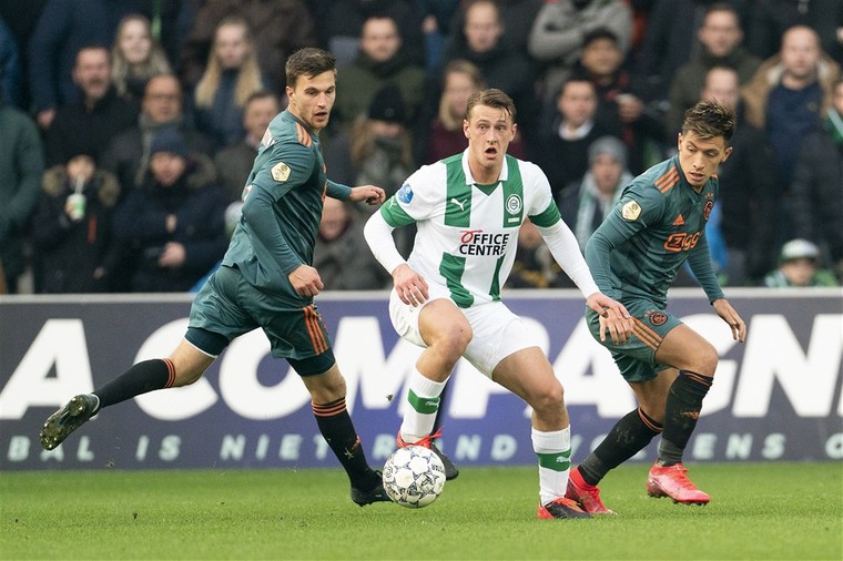 Kaj Sierhuis als spits van FC Groningen tegen Ajax, tussen Joël Veltman en Lisandro Martínez in.