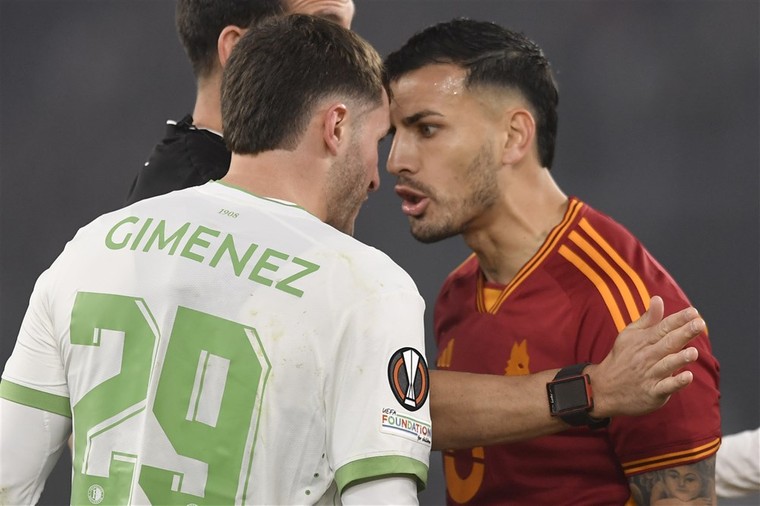 Verhit onderonsje tussen Santiago Giménez en Roma-middenvelder Leandro Paredes.