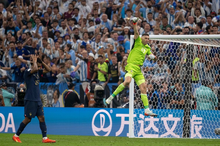 Kingsley Coman treurt na zijn gemiste penalty in de verloren WK-finale tegen Argentinië. 