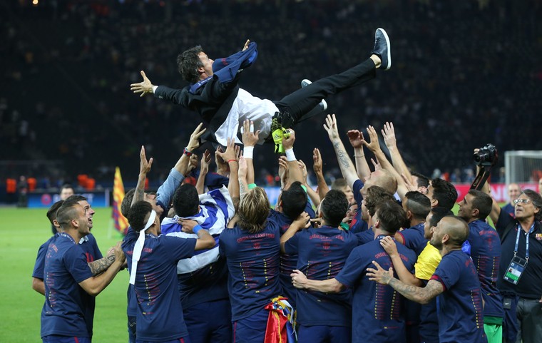 Luis Enrique wordt gejonast door de spelers van Barcelona na het verslaan van Juventus in de Champions League-finale van 2015.