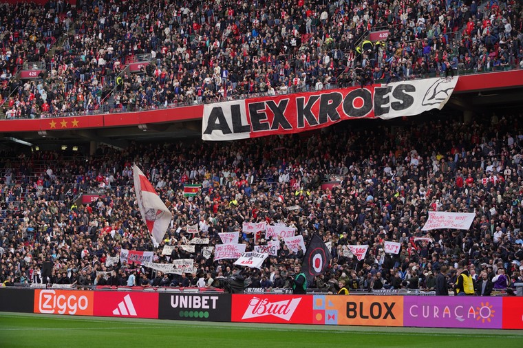 Spandoeken in de Johan Cruijff Arena. Steun voor Alex Kroes en spandoeken tegen rvc-voorzitter Michael van Praag.