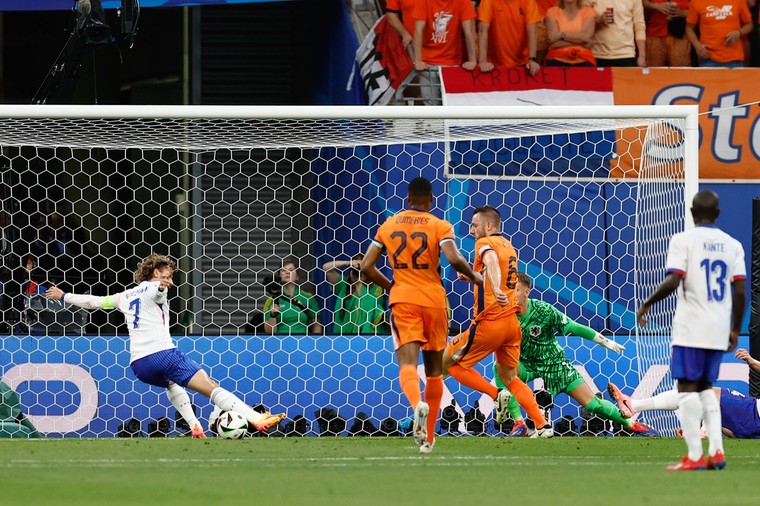 Antoine Griezmann verzuimt om Frankrijk op 0-1 te schieten.
