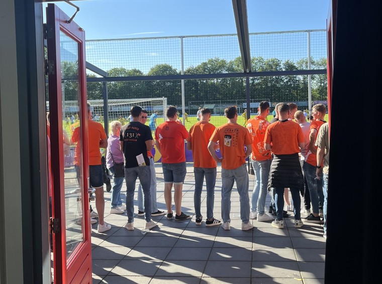 Veel mensen op Sportpark de Hoge Bomen kwamen in het oranje. 