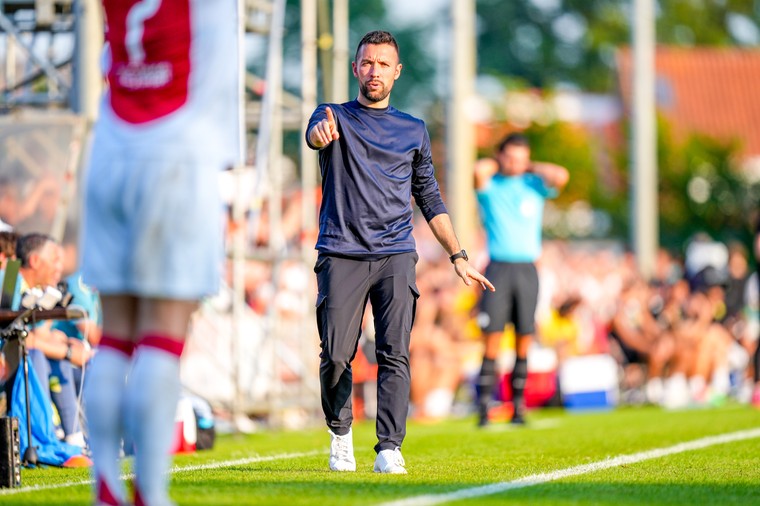 Francesco Farioli, coachend langs de zijlijn tijdens een oefenduel van Ajax.