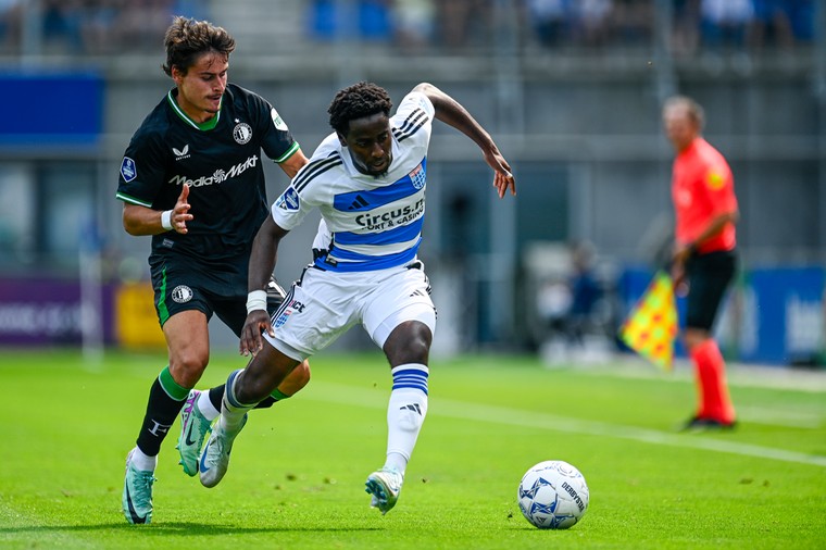 Dylan Mbayo in duel met Feyenoord-aanwinst Huego Bueno.
