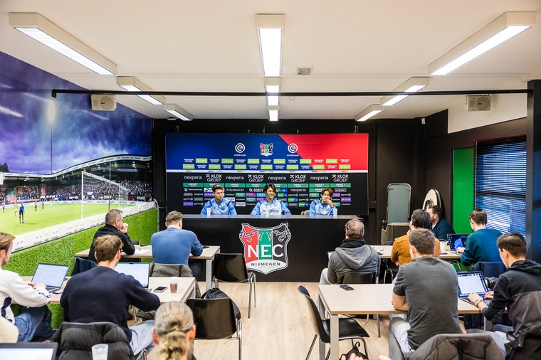 Drukte in de persruimte van NEC voor het mediamoment met de drie Japanse spelers.