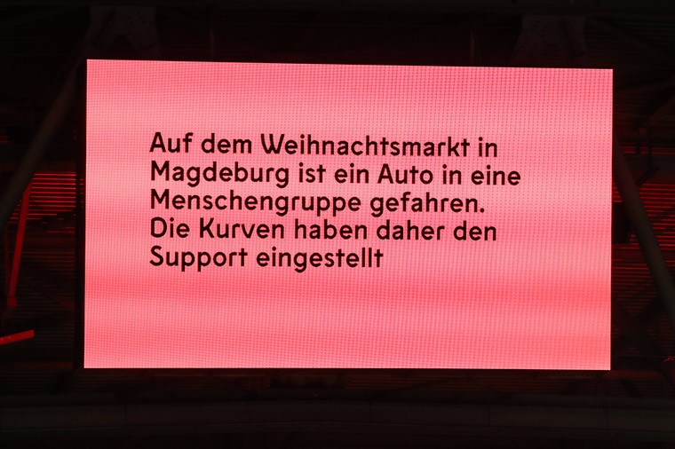 Richting het einde van de wedstrijd tussen Fortuna Düsseldorf en FC Magdeburg werd de situatie in Maagdenburg uitgelegd op het grote scherm.