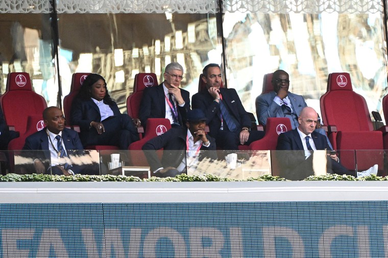 Samuel Eto'o is het uithangbord van de Kameroense bond. Hier is hij aandachtig toeschouwer tijdens het afgelopen WK in Qatar.