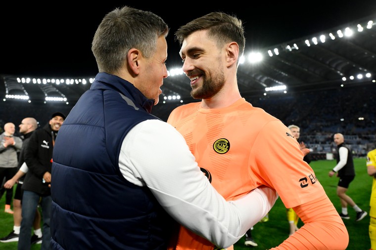 Nikita Haikin wordt na de wedstrijd bedankt door zijn coach Kjetil Knutsen.