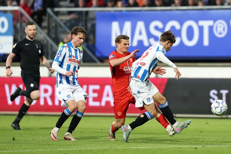 Oliver Braude pakt de bal af van Kornelius Hansen. Ploeggenoot Jacob Trenskow kijkt toe.