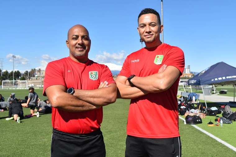 Omar Khan met Stephan Müller, de fysio van Spartaan&#039;20 en fysiektrainer van Guyana. 