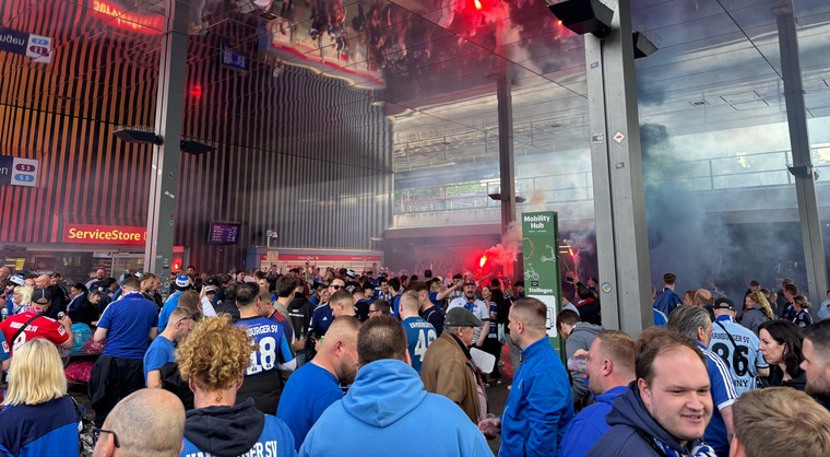 Supporters van HSV voor station Stellingen.