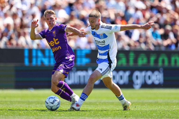 Davy van den Berg in duel met Mathis Suray.