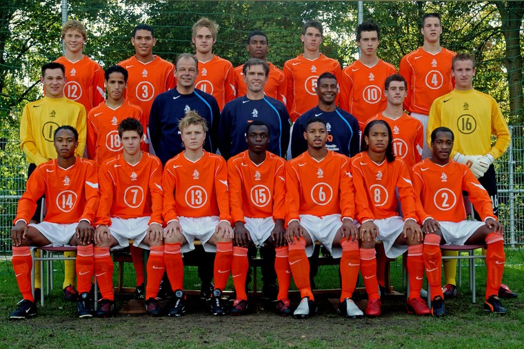 Wim van Zwam in 2004 als bondscoach van Nederland Onder-20, met piepjonge spelers als Rick Kruys, Hedwiges Maduro, Ryan Babel, Haris Medunjanin, Ron Vlaar, Karim El-Ahmadi, Urby Emanuelson en Dwight Tiendalli.