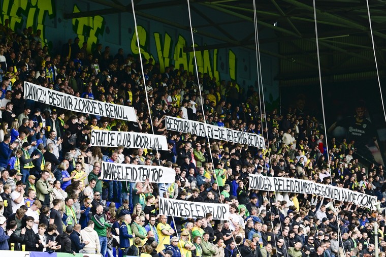 Fortuna-supporters ventileren hun onvrede over het wanbeleid van de clubleiding tijdens de laatste speelronde van de Eredivisie.