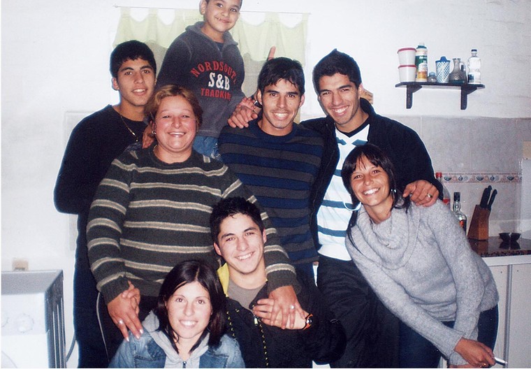 De familie Suárez met staand vanaf links broer Diego, moeder Sandra Diaz, halfbroer Facundo Da Silva (op de achtergrond), broer Paolo en Luis zelf. Onderste rij: zus Leticia, broer Maximiliano en zus Jhovana.