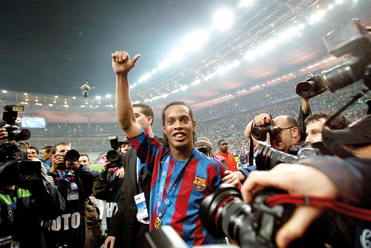 Ronaldinho viert in 2006 in het Stade de France de Champions League-zege van Barcelona, na een 2-1 winst op Arsenal.