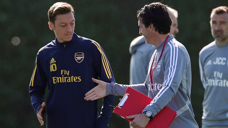 Özil gedegradeerd bij Arsenal: 'Anderen verdienen het meer'