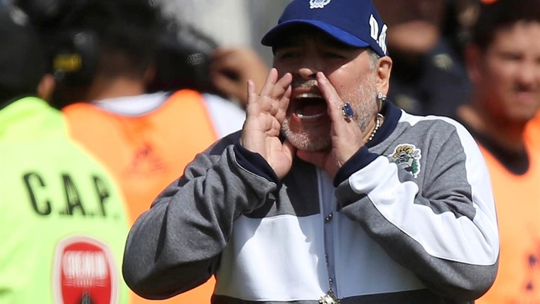 Maradona baart opzien met dansje na primeur met Gimnasia