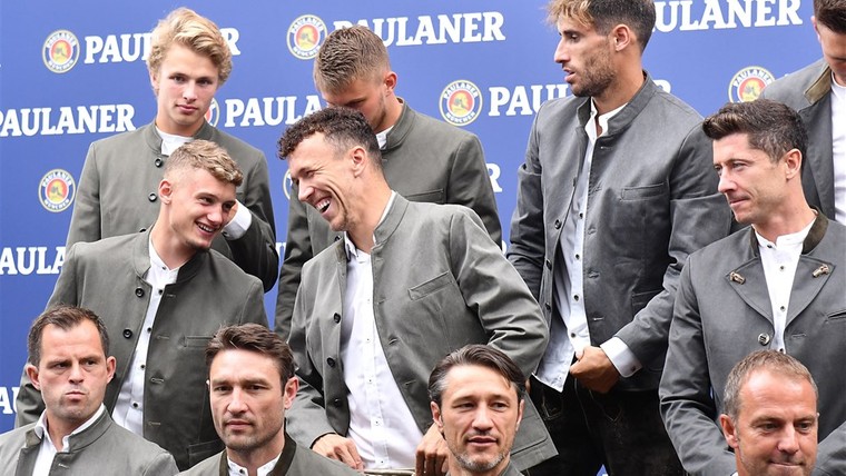 Engelse voetbalhumor: ploeggenoten krijgen slappe lach door lederhosen