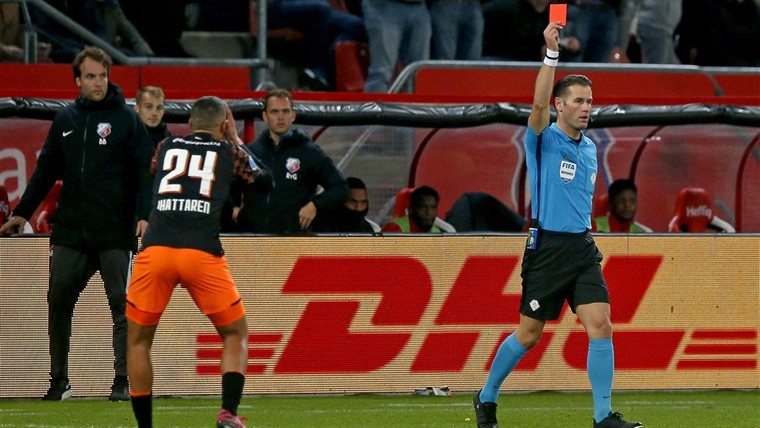 Primeur PSV met twee keer direct rood, Feyenoord koploper in klassement