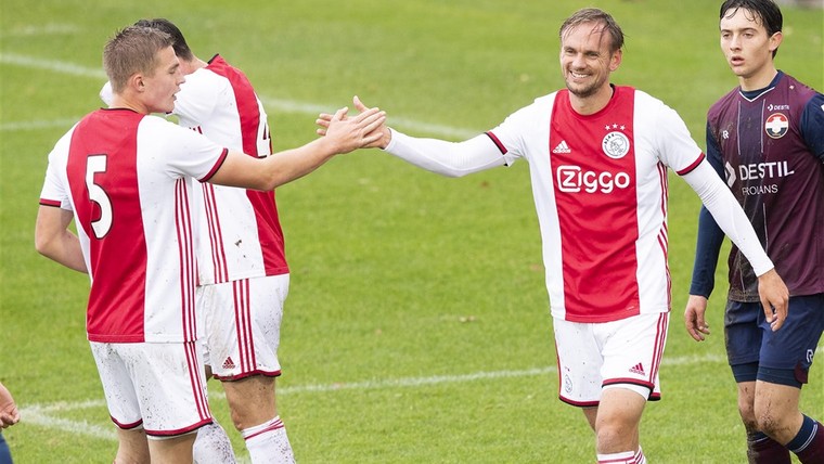 Ajax walst in oefenduel over Willem II heen, hattrick Siem de Jong