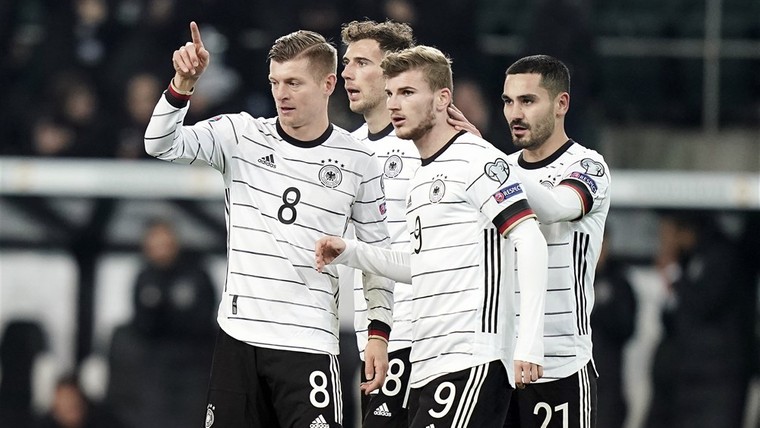 Löw wil Oranje voorblijven en looft sterkhouders Kroos en Neuer