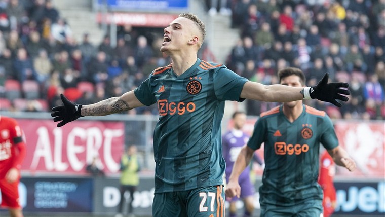 Ajax komt dramatische start te boven dankzij hattrickheld Lang