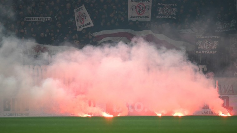 Bundesliga-derby ontsierd door vuurwerkschandaal: 'Dit kan zo niet verder'