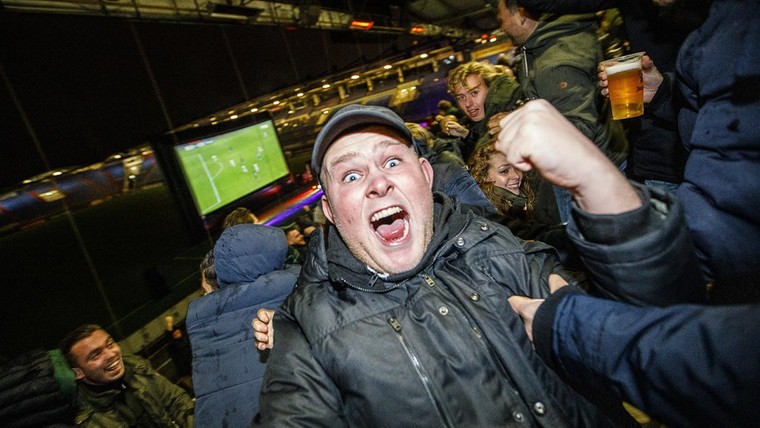 Enorm feest in Koning Willem II Stadion na zege in Amsterdam 