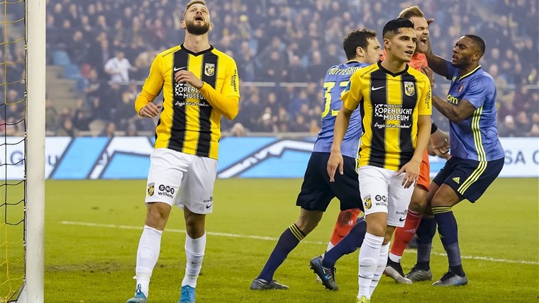 Chaotische VAR-minuut begin van worstelpartij Vitesse en Feyenoord