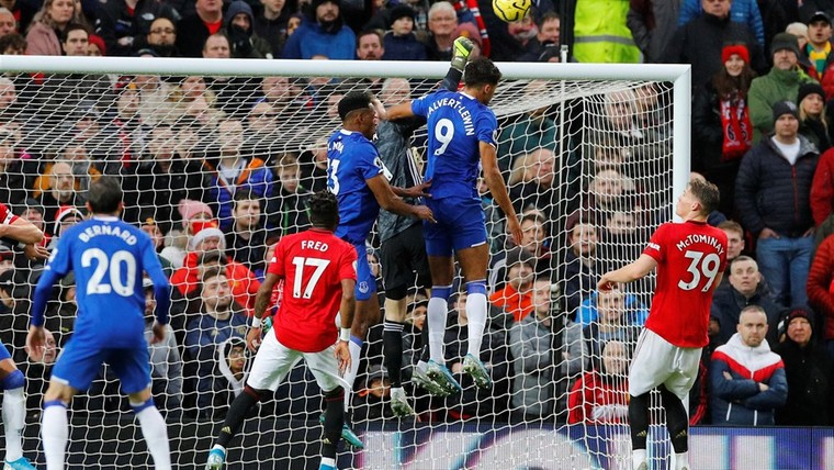 Opmars Man United gestuit door Everton na opmerkelijke goal
