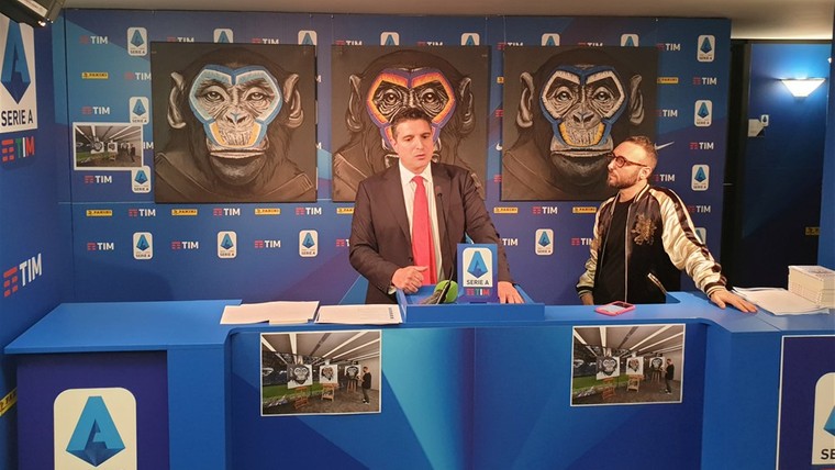 Omstreden Serie A-directeur biedt excuses aan voor apenschilderijen