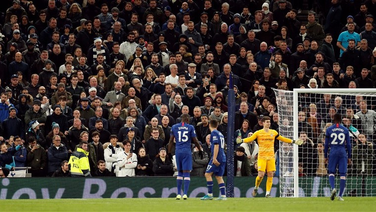 Spurs vindt fan die koffiebeker naar Chelsea-keeper Kepa gooide