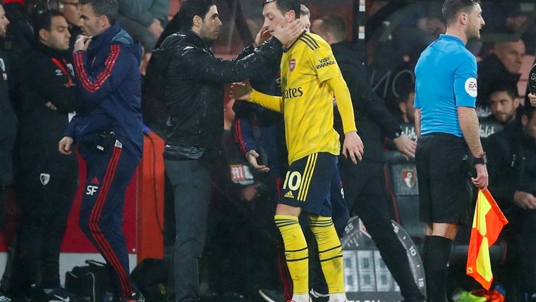 Arteta ziet sleutelrol voor Özil: in moeilijke tijden staan sterspelers op