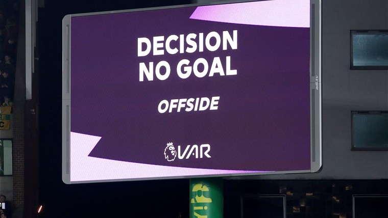 IFAB snapt Engelse kritiek en wil verandering VAR-gebruik bij buitenspel