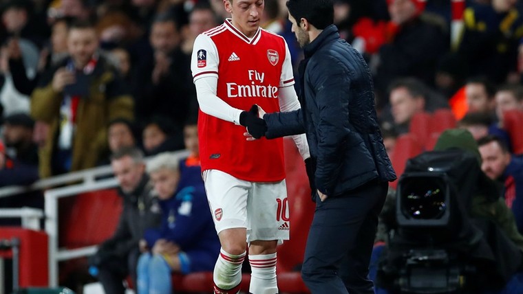 Özil dolblij met Arteta als manager: 'Terug naar het oude Arsenal'
